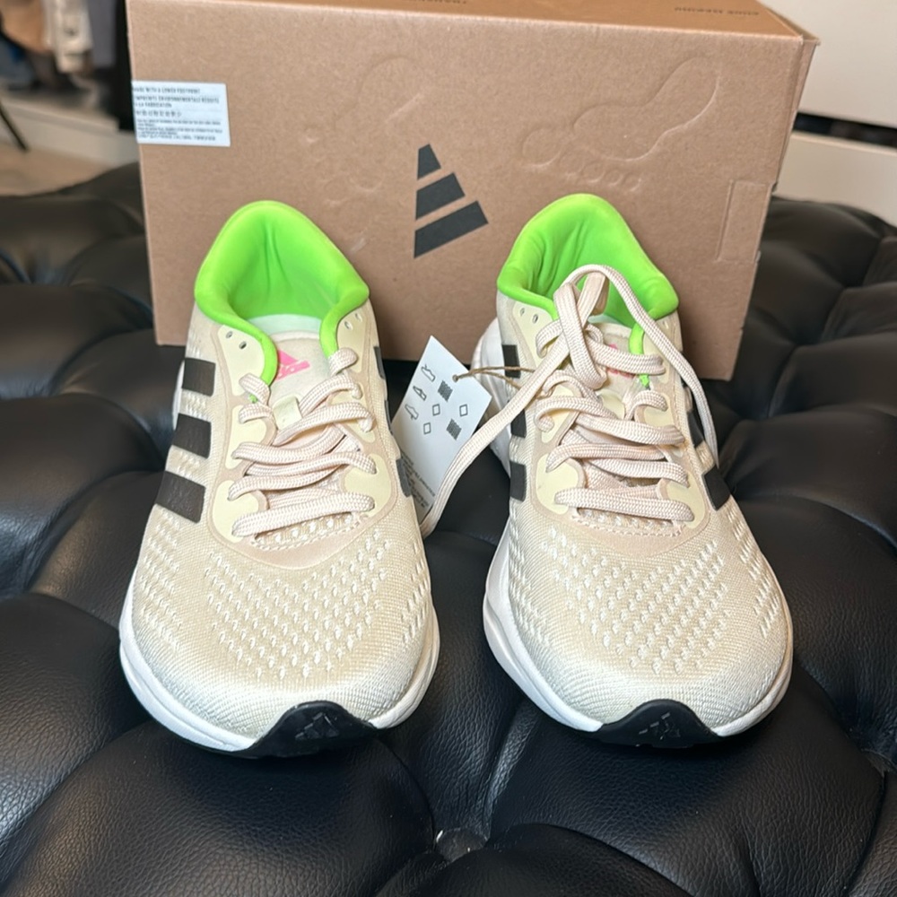 Adidas running course a pied sneakers. Supernova sneakers